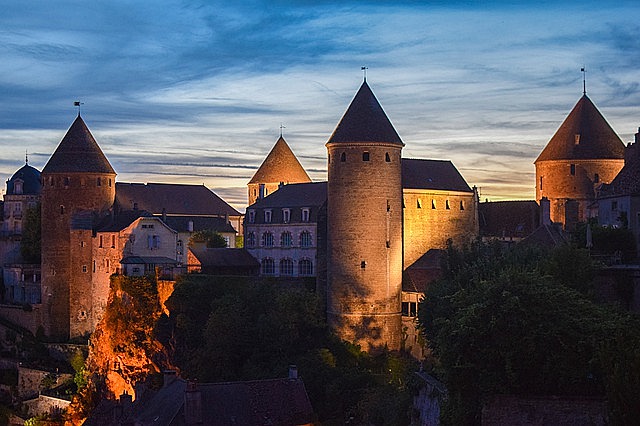 Burgundsko Semur en auxois co navštívit a vidět