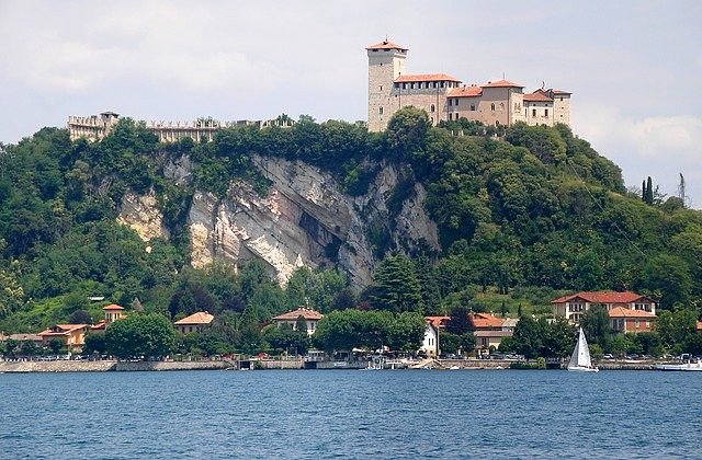 Lago Maggiore Arona pevnost Rocca Angera Borromea co navštívit a vidět v Lombardii