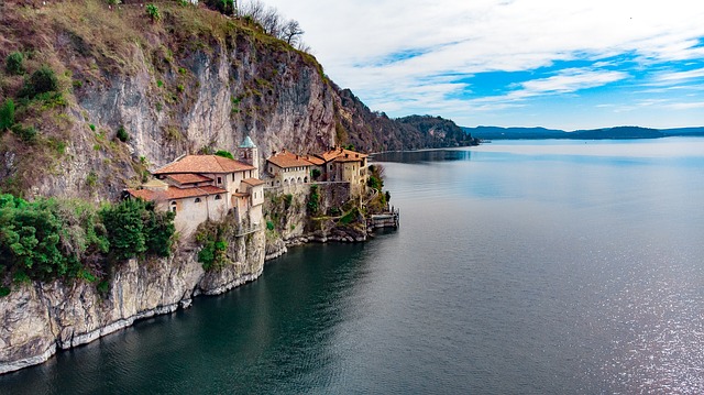 Lago Maggiore Leggiuno Santa Caterina del Sasson Ballaro co navštívit a vidět v Lombardii