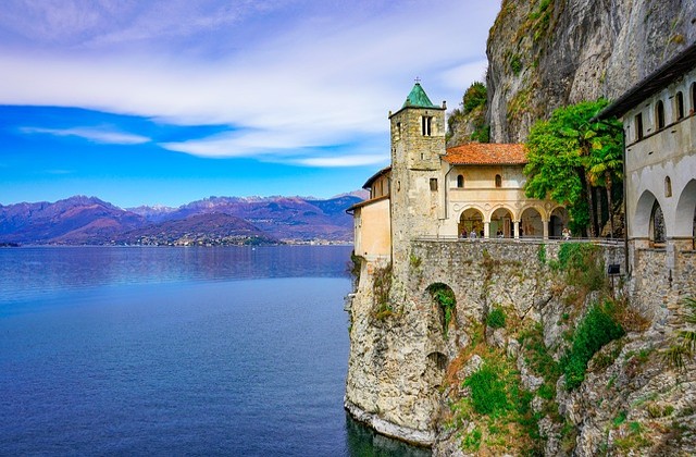 Lago Maggiore Leggiuno Santa Caterina del Sasson Ballaro co navštívit a vidět v Lombardii