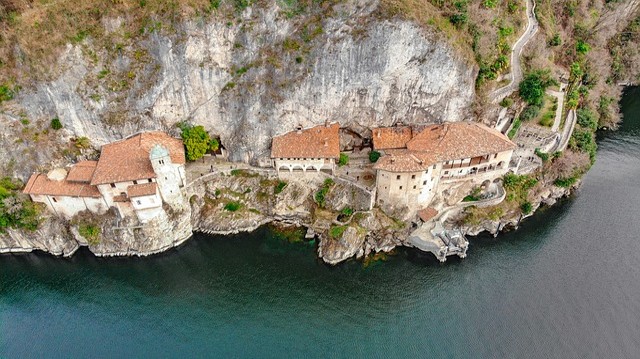 Lago MaggioreLeggiuno Santa Caterina del Sasson Ballaro co navštívit a vidět v Lombardii