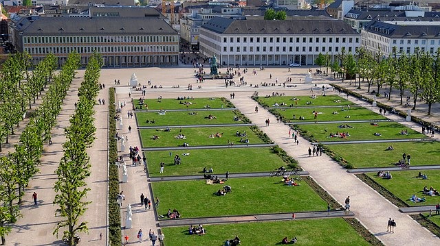 Karlsruhe, náměstí Schlossplatz