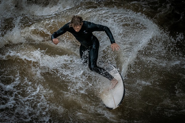 Mnichov surfařská vlna Eisbach co navštívit a vidět, turistické atrakce, průvodce Mnichov