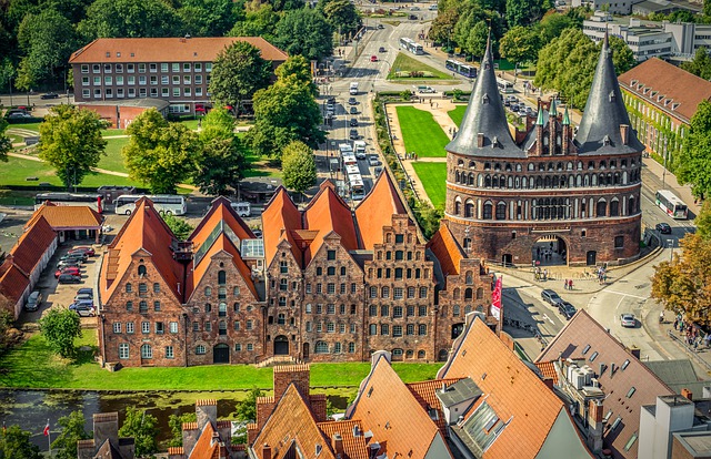 Lübeck Holštýnská brána co navštívit a vidět Cesty po světě